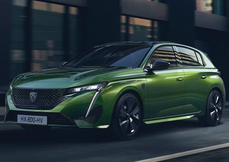 Yeşil Peugeot 308 şehir ortamında ön yan gövde görünümü