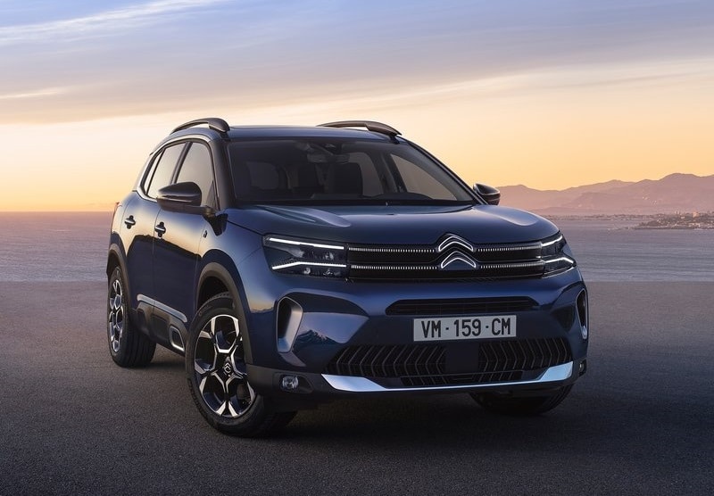 Mavi Citroen C5 Aircross makyajlı ön tasarımı