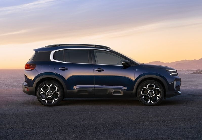 Mavi Citroen C5 Aircross yan profil görünümü