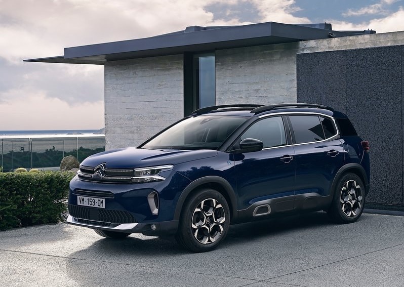 Mavi Citroen C5 Aircross park halinde dış görünümü