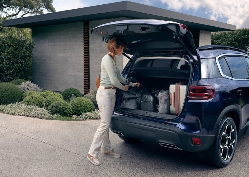 Citroen C5 Aircross açık bagajında valizler
