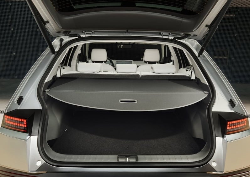 IONIQ 5 açık bagaj bölmesi ve bagaj örtüsü