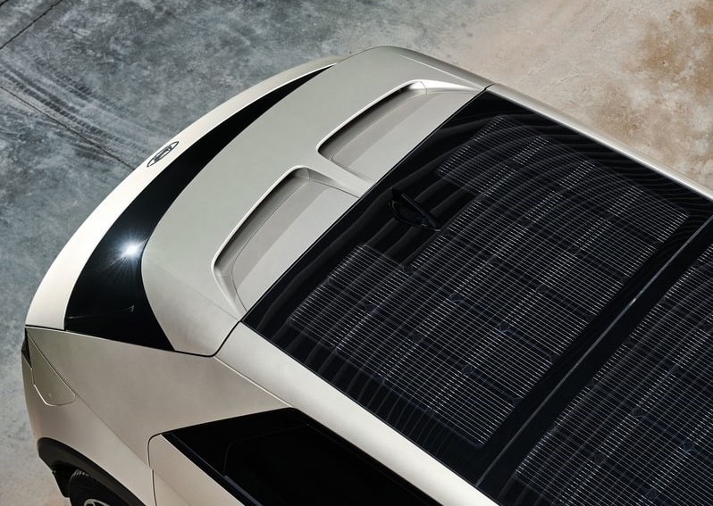 IONIQ 5 tavanındaki geniş güneş paneli yüzeyi üstten görünüm