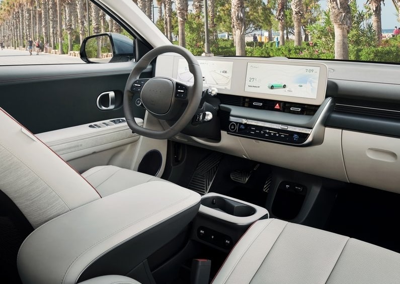 Açık renk IONIQ 5 ön kabini direksiyon ve çift ekranlarla