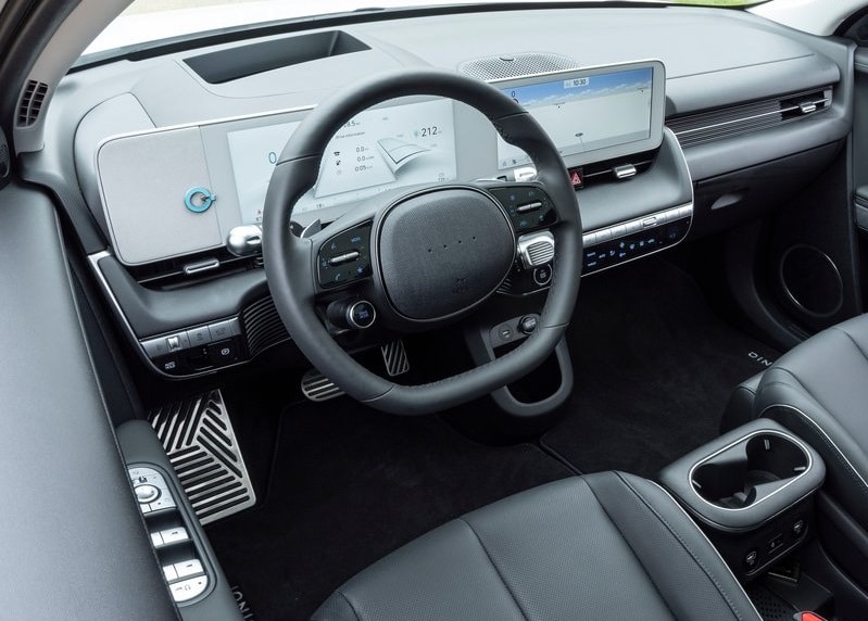 IONIQ 5 sürücü alanı direksiyon dijital ekranlar ve orta konsol