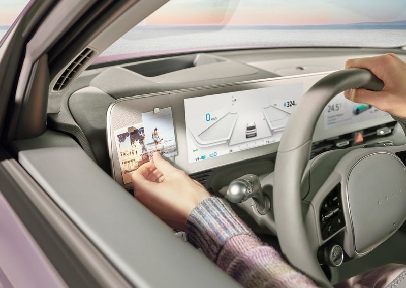 IONIQ 5 gösterge paneli yanında kart tutan el