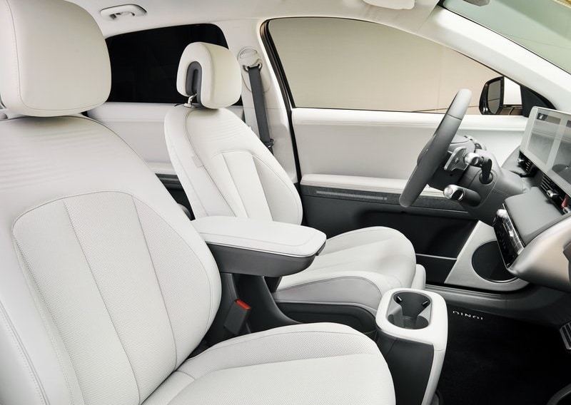IONIQ 5 açık renk ön koltukları ve orta konsol