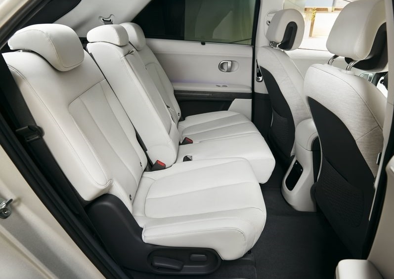 IONIQ 5 açık renk arka koltuk sırası ve geniş ayak boşluğu