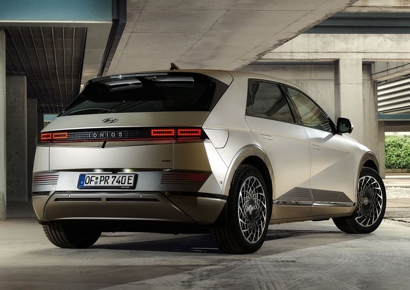 Açık renk IONIQ 5 arka üç çeyrek görünüm ve piksel stop lambaları
