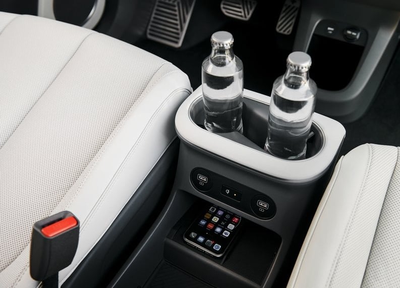 IONIQ 5 orta konsolunda iki şişe bardaklık ve telefon bölmesi