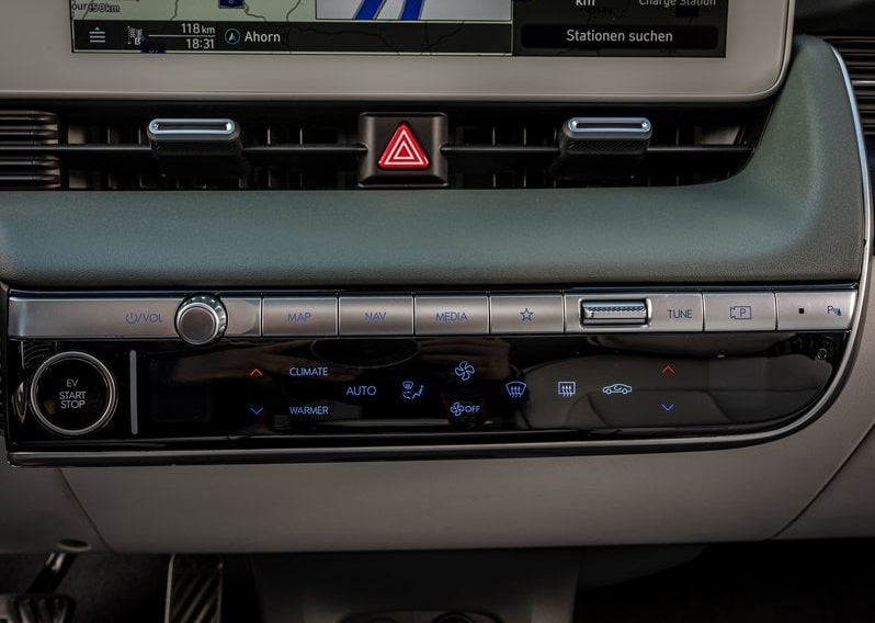 IONIQ 5 orta konsolunda klima ve medya kumanda paneli
