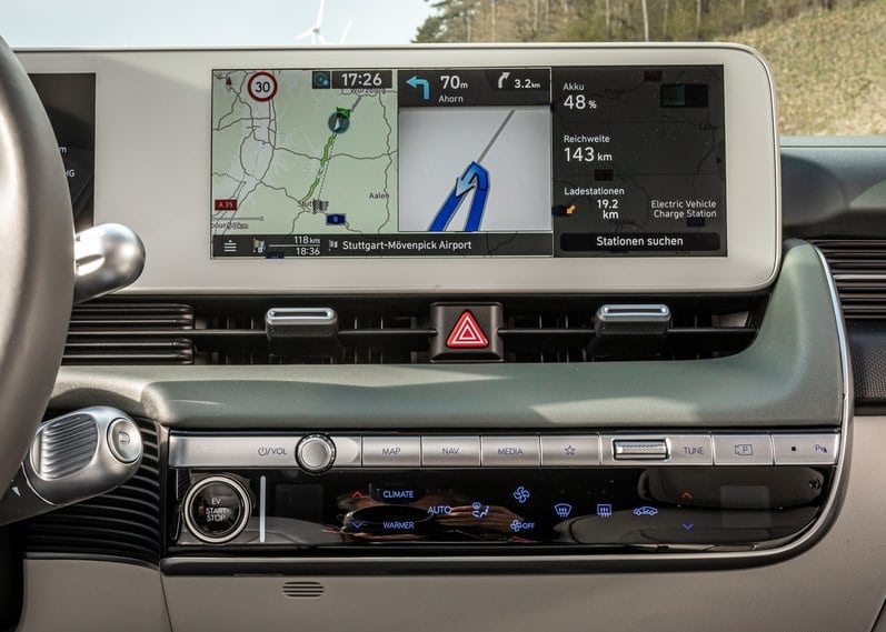 IONIQ 5 navigasyon ekranında rota enerji ve menzil bilgileri