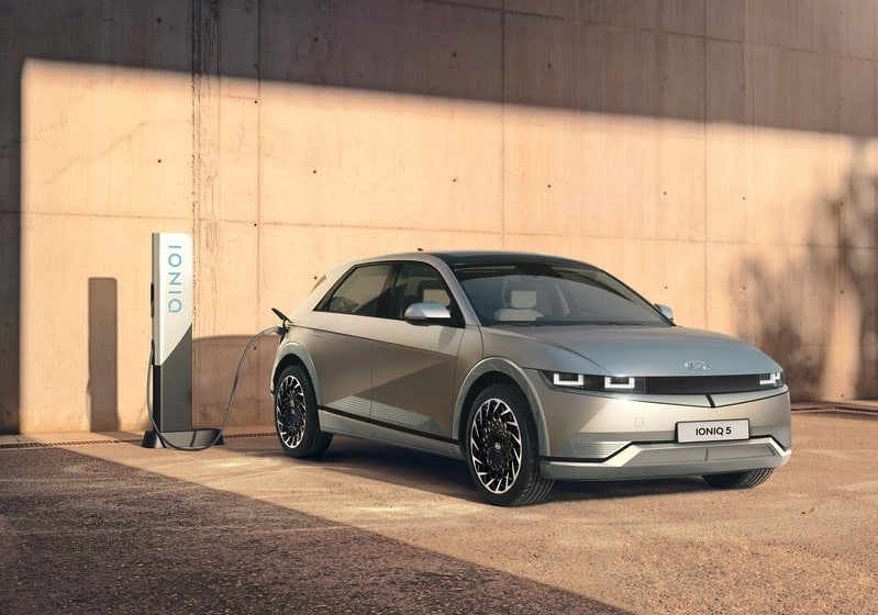 IONIQ 5 şarj ünitesine kabloyla bağlı halde park ediyor