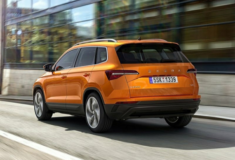 2023 Skoda Karoq Mart Fiyat Listesi için turuncu Karoq arka üç çeyrek görünümü