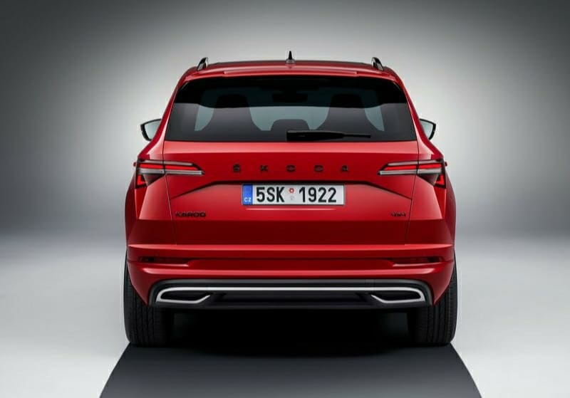 Kırmızı Skoda Karoq stüdyo ortamında doğrudan arka görünüm