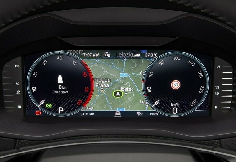 Skoda Karoq dijital gösterge panelinde navigasyon haritası