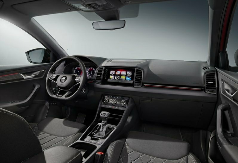 Skoda Karoq koyu renkli ön kabin ve orta konsol görünümü