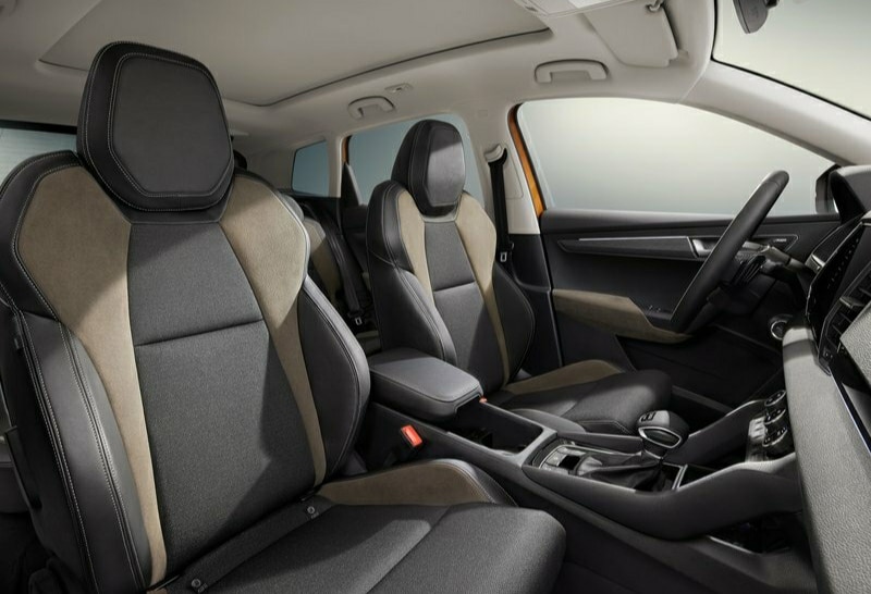 Skoda Karoq iki renkli ön koltuklar ve orta konsol
