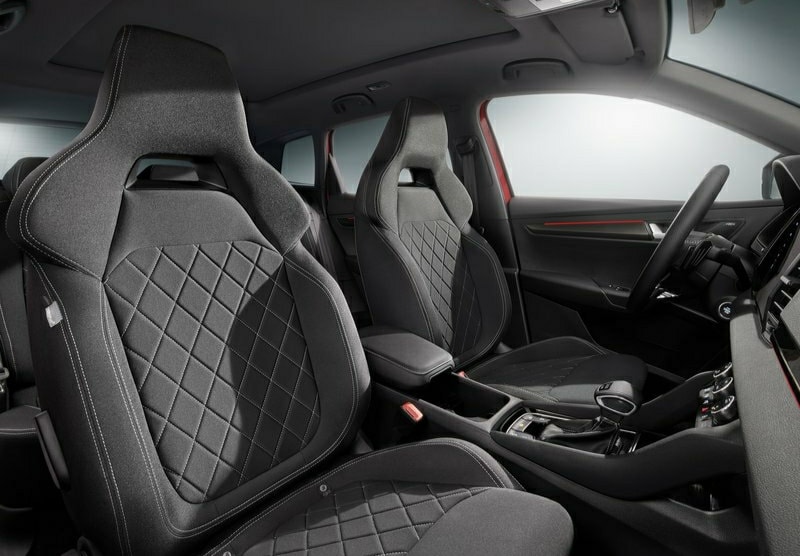 Skoda Karoq koyu döşemeli ön koltuklar ve orta konsol