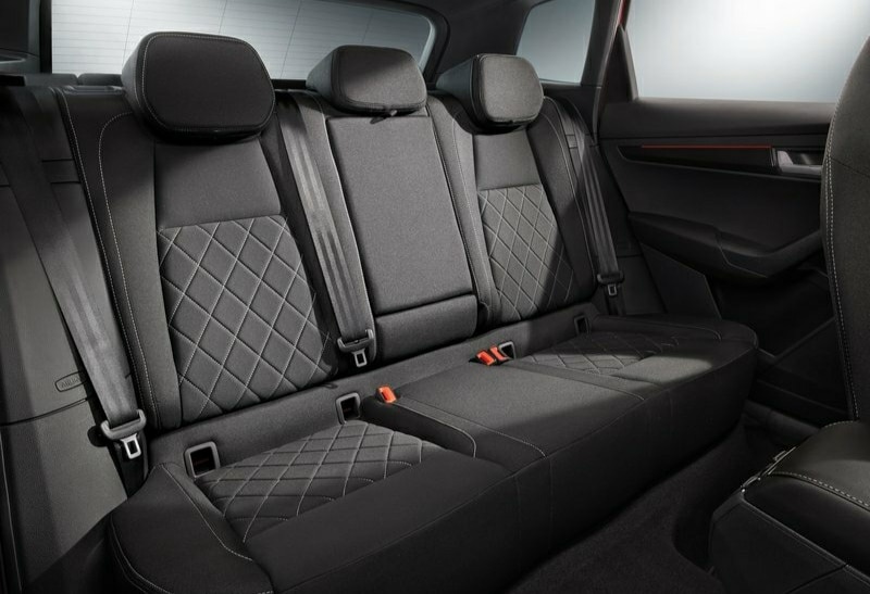 Skoda Karoq üç kişilik arka koltuk sırası ve koyu döşeme