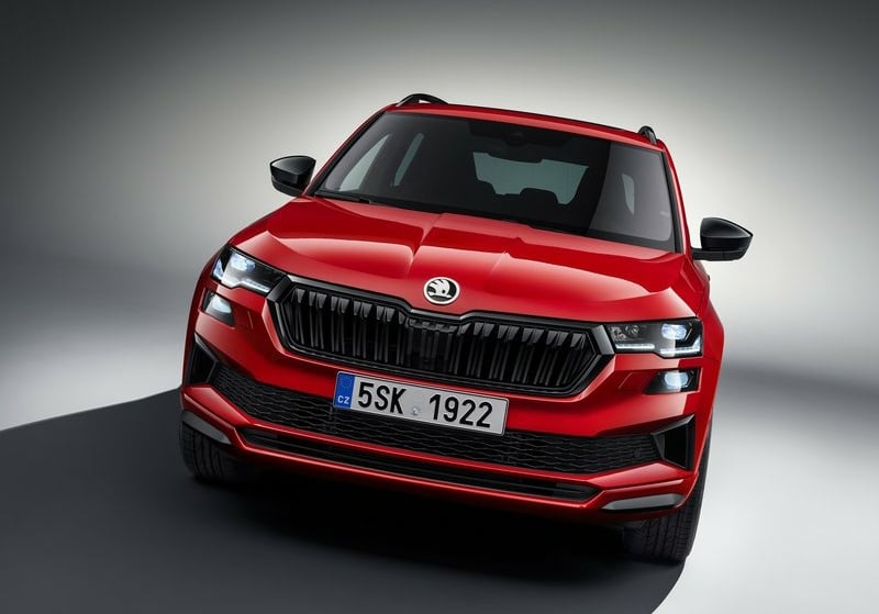 Kırmızı Skoda Karoq stüdyo ortamında önden görünüm