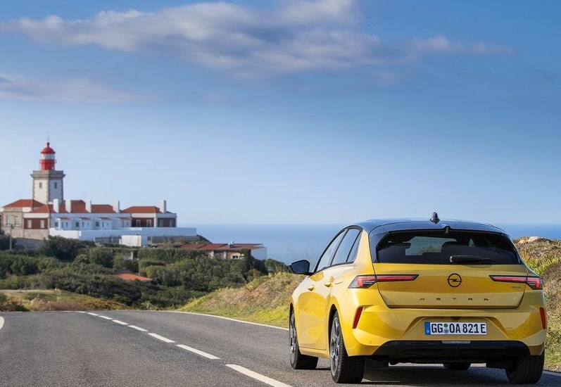 Sarı Opel Astra kıyı yolunda arkadan görünüm