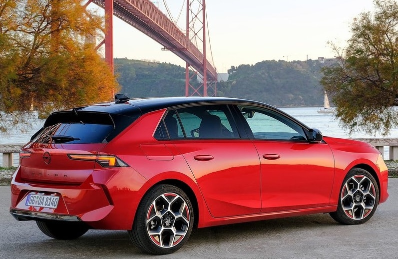 Kırmızı Opel Astra köprü yanında arka üç çeyrek görünümü