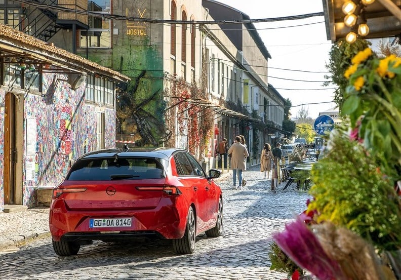 Kırmızı Opel Astra şehir dokusunda arka gövde görünümü