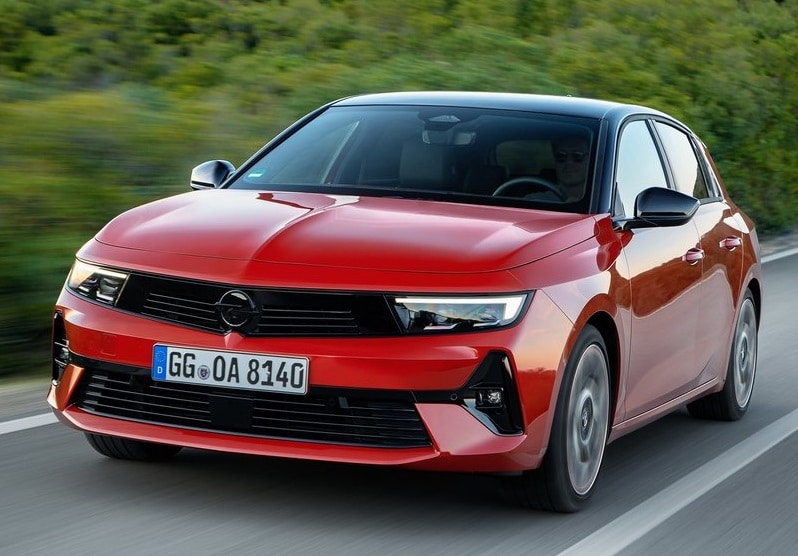 Kırmızı Opel Astra yolda hareket halinde önden görünüm