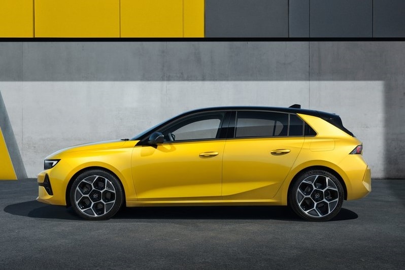 Sarı Opel Astra tam yan profil görünümü