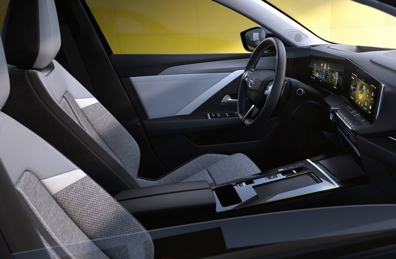 Opel Astra ön koltuklar ve dijital kokpit görünümü