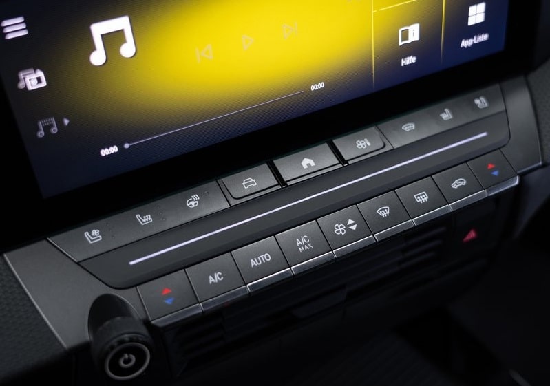 Opel Astra multimedya ve klima kumandaları yakın plan