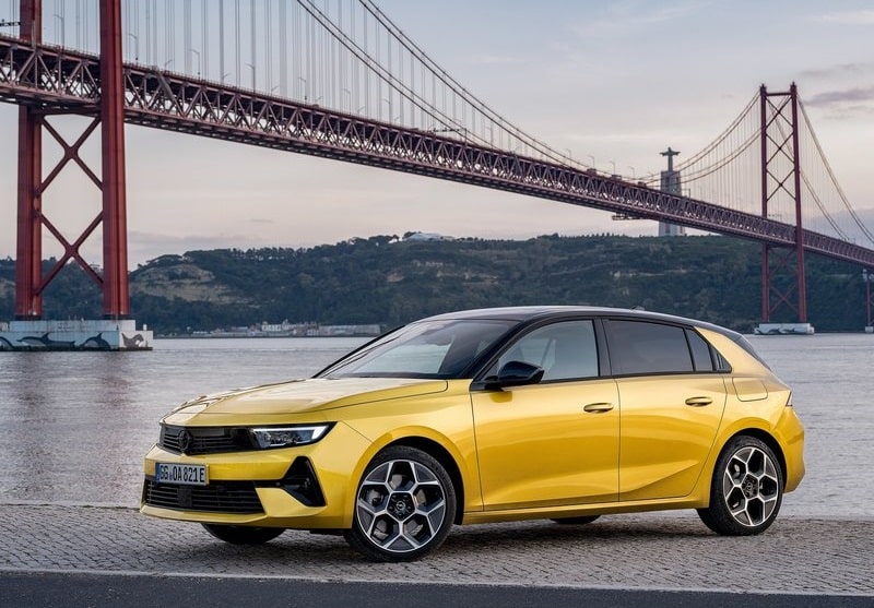 Sarı Opel Astra köprü önünde dış tasarım görünümü