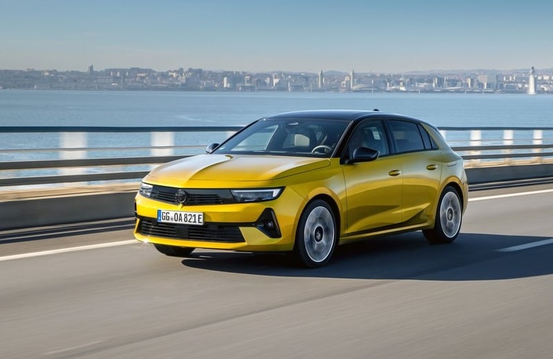 Sarı Opel Astra kıyı yolunda hareket halinde