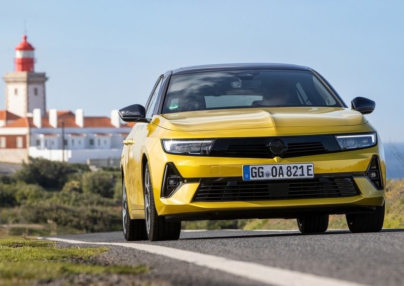 Sarı Opel Astra deniz feneri önünde önden görünüm