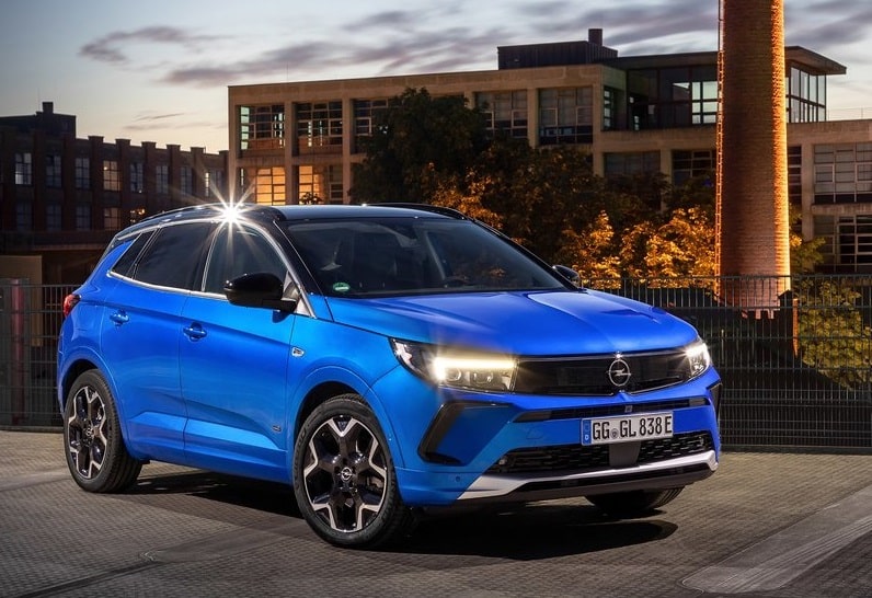 Opel Grandland mavi gövde önden üç çeyrek görünüm