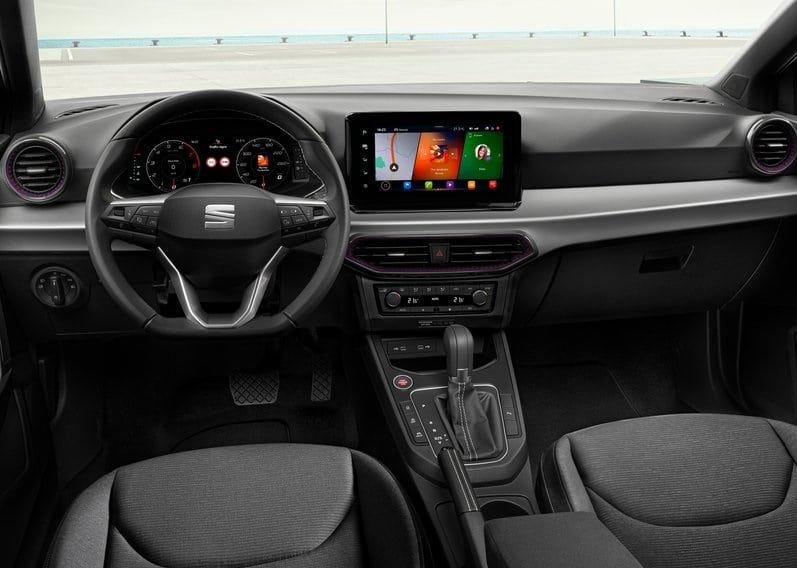 Seat Ibiza kokpiti direksiyon orta ekran ve vites konsolu