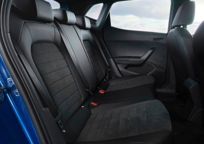 Seat Ibiza arka koltuk sırası ve kapı içi görünümü