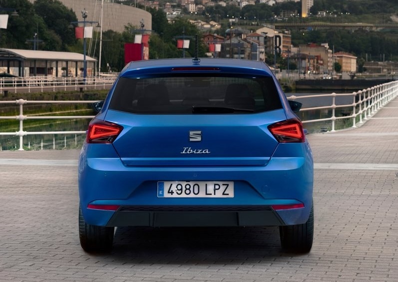 Mavi Seat Ibiza arka görünümü ve Ibiza yazısı
