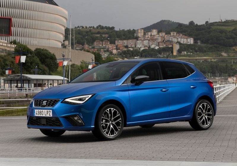 Mavi Seat Ibiza önden üç çeyrek görünüm