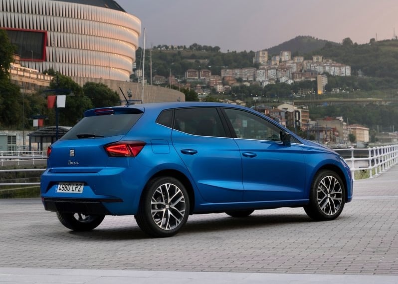 Mavi Seat Ibiza arkadan üç çeyrek görünüm