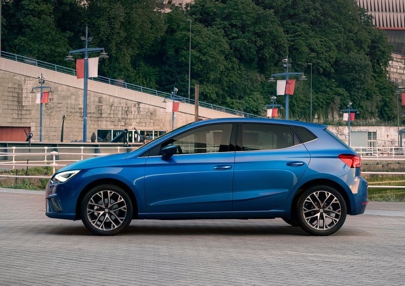 Mavi Seat Ibiza yan profil görünümü