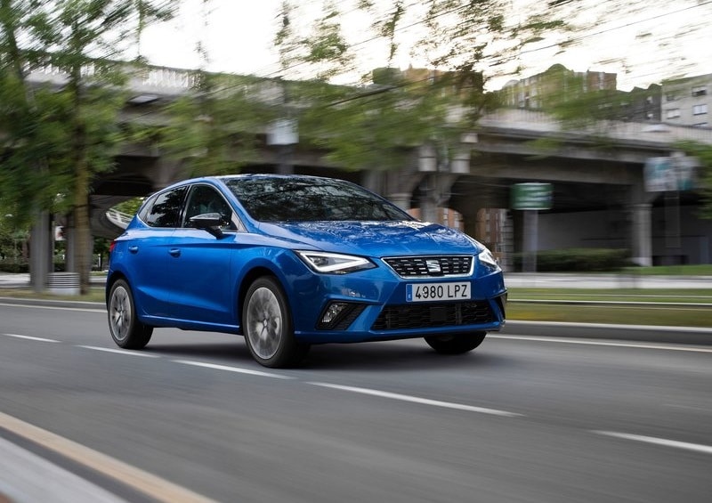 Mavi Seat Ibiza şehir yolunda önden görünüm