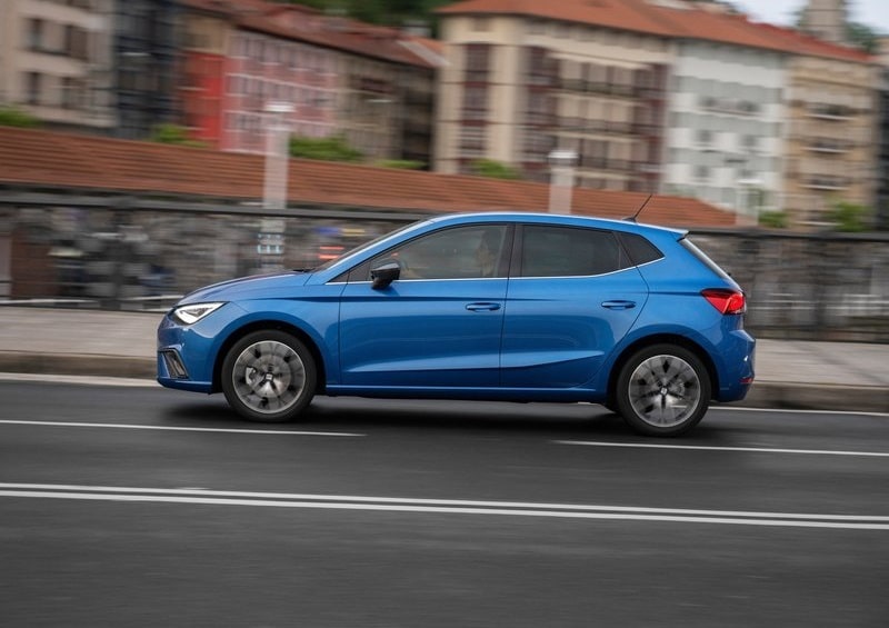 Mavi Seat Ibiza hareket halinde yan profil görünümü