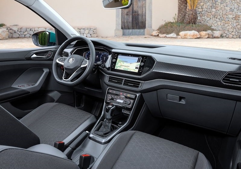 Volkswagen T-Cross ön kabin bilgi eğlence ekranı ve koltuklar