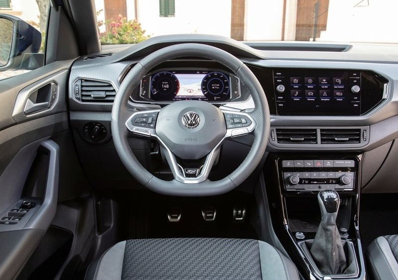 Volkswagen T-Cross sürücü kokpiti dijital gösterge ve manuel vites