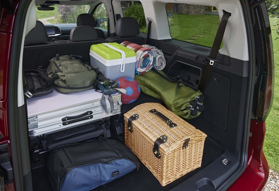 Ford Tourneo Connect yük alanında piknik sepeti ve kamp eşyaları