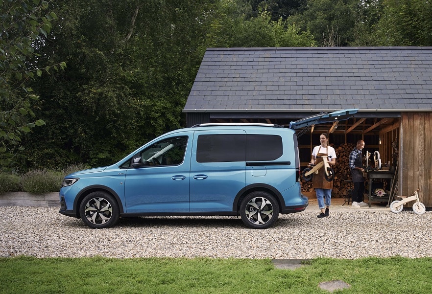 Mavi Ford Tourneo Connect yan görünümü ve açık bagaj kapağı
