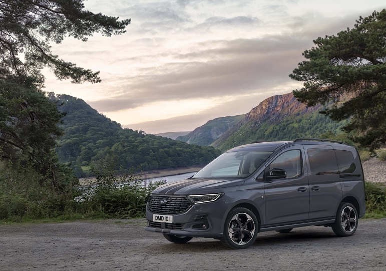 Gri Ford Tourneo Connect dağlık manzara önünde park halinde