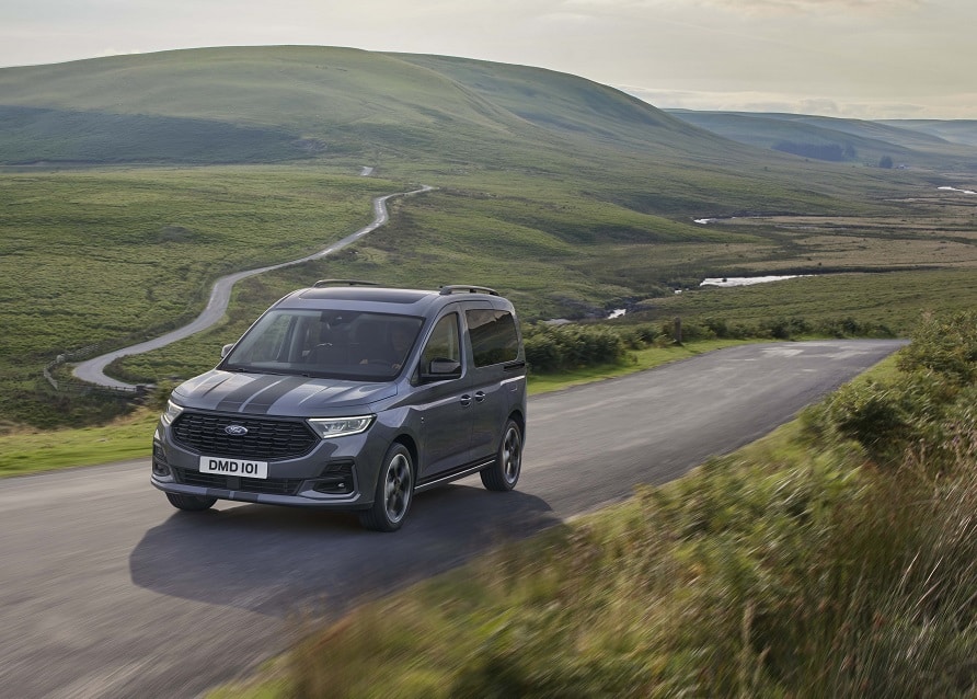Gri Ford Tourneo Connect kırsal yolda hareket halinde